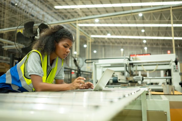Maximizando la Eficiencia Industrial con las Soluciones PLC de Allen-Bradley