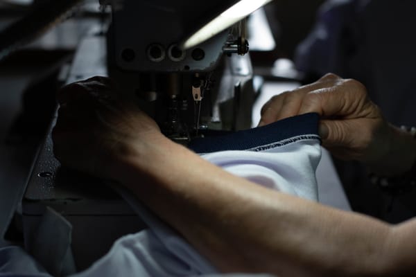 Cómo se fabrica ropa de trabajo: proceso detallado