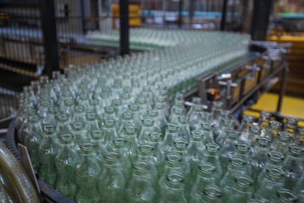 Cómo se fabrican botellas de vidrio: proceso completo