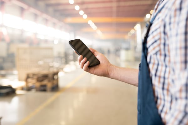 Fabricación de celulares en una planta de producción