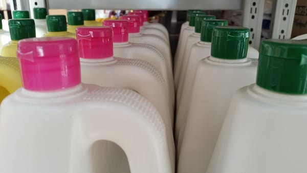 Cómo se fabrican detergentes: proceso y materiales