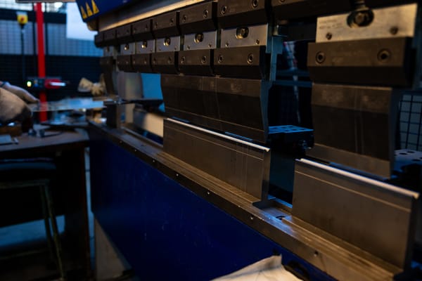 Cómo se fabrican gabinetes metálicos: proceso paso a paso
