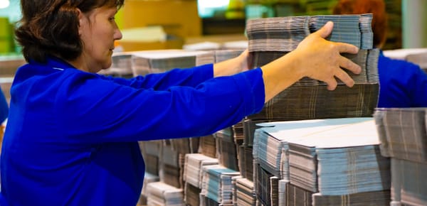 Cómo se fabrican hojas de papel: el proceso completo