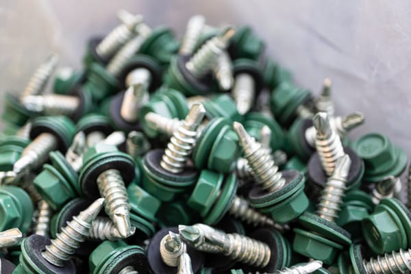 Cómo se fabrican tornillos: Todo lo que necesitas saber