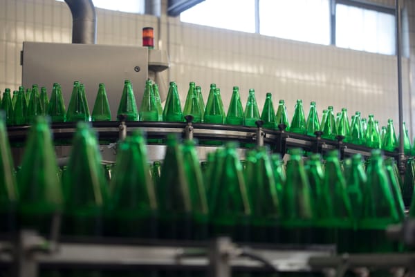 Descubre el proceso: Cómo se fabrican bebidas de manera fácil y rápida