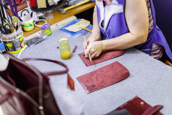 Descubre el proceso de fabricación de bolsos de cuero