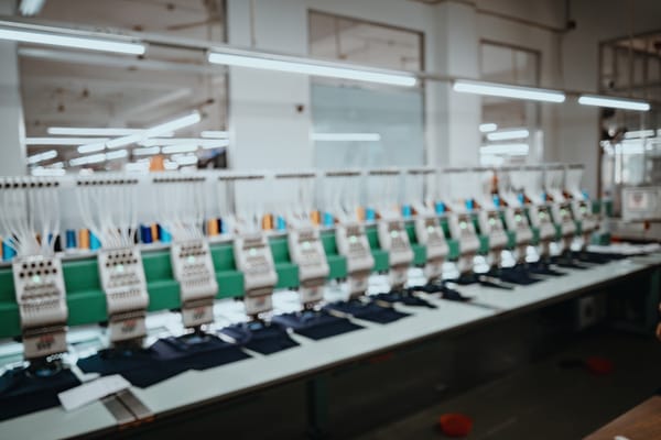 Descubre el proceso de fabricación de etiquetas para ropa