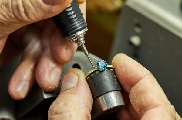 Descubre el proceso de fabricación de joyas de oro