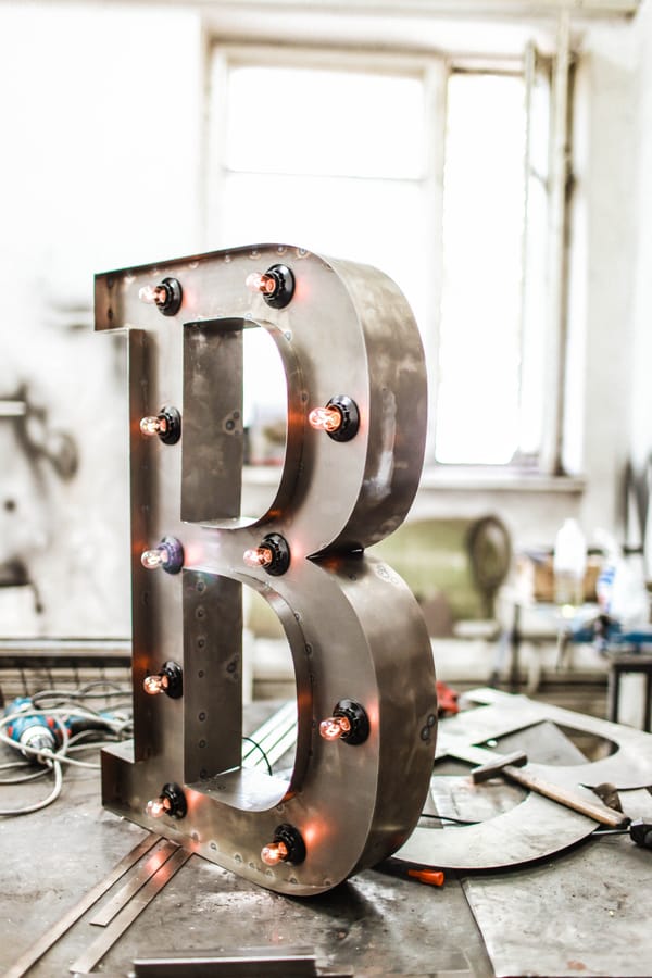 Fabricación de letras en acero inoxidable: ¡Descubre cómo!