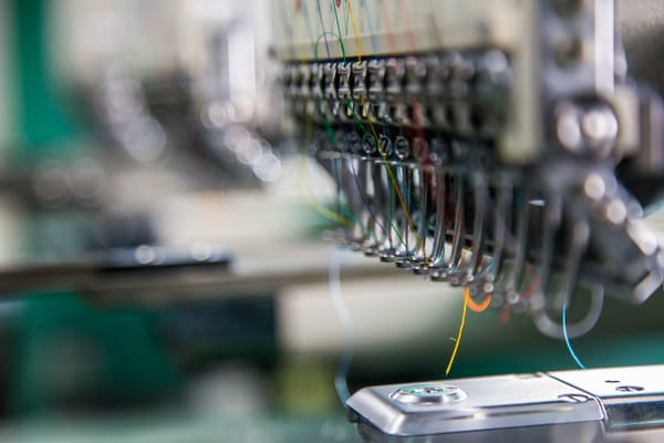 Domina los Procesos de Fabricación: Máquinas Raschel para Encajes y Tejidos de Punto