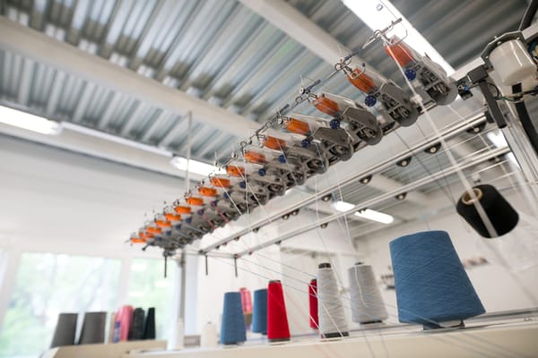 Telares de Chorro de Aire: Revolucionando la Producción de Tejidos Ligeros y Medianos