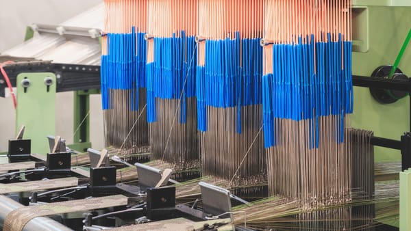 Descubre la Revolución de los Telares de Proyectil en Tejeduría Industrial
