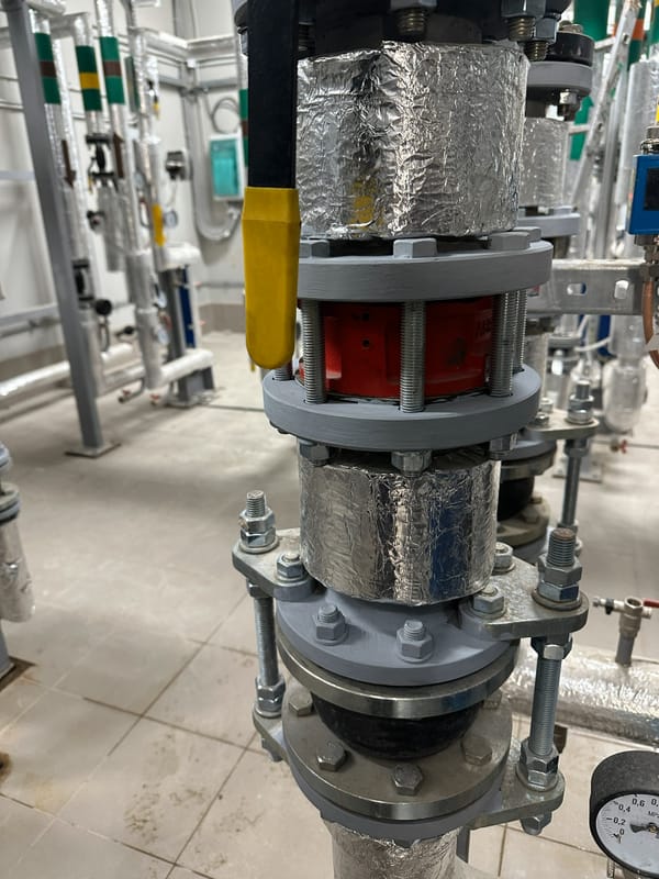 Vulcanización por Calor: Clave para la Eficiencia en la Fabricación Industrial